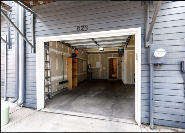 Building Photo - Fully Furnished Downtown 2 Bed, 4 Bath Executive Townhouse