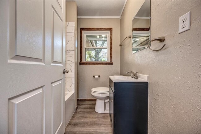 Building Photo - 809 N Ross Ave