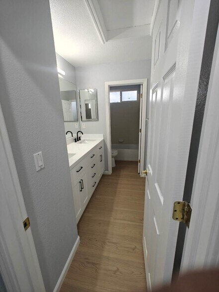 Building Photo - 9650 Mindoka Way