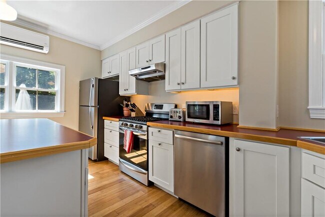 Building Photo - 6 Gladding Ct