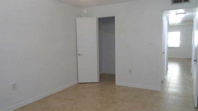 Building Photo - 2 Bedroom 2 Bath
