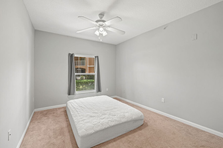 Building Photo - 5060 Fairways Cir
