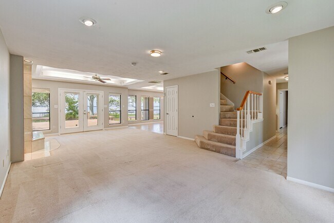 Building Photo - 10045 Valley Dr S