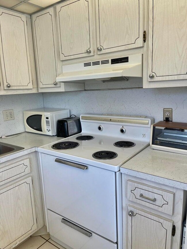 Building Photo - 2840 Lake Osborne Dr