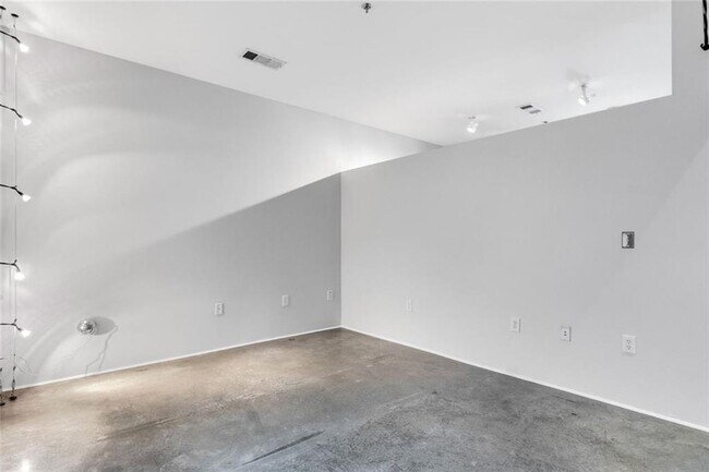 Building Photo - 560 Dutch Valley Rd NE