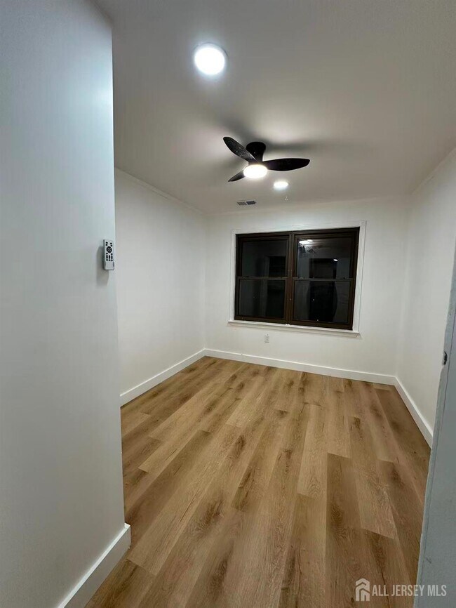 Building Photo - 405 N Oaks Blvd