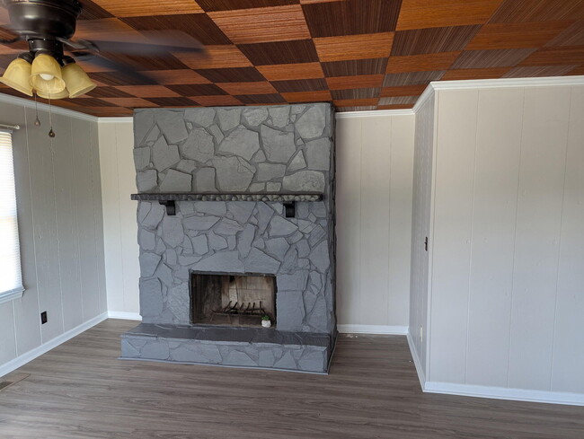 Building Photo - 1032 Bedford Dr