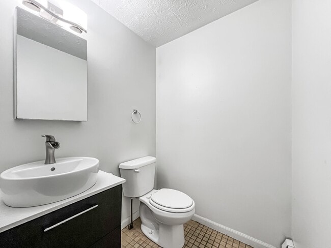 Building Photo - 2 + Bedroom, 3-level Townhouse on Amherst ...