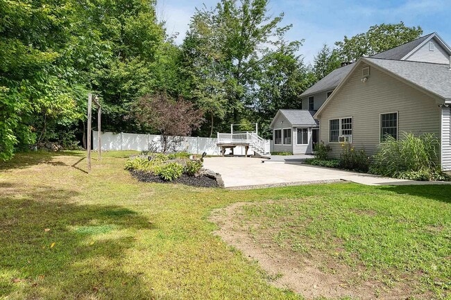 Building Photo - 2-12 Yvonne St