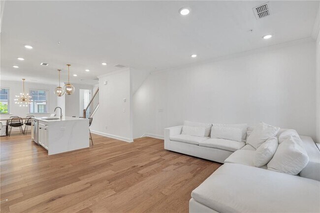 Building Photo - 6543 Beacon Dr
