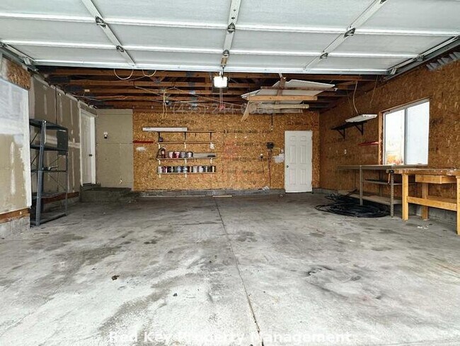 Building Photo - Skyline Dr. Single Family Home