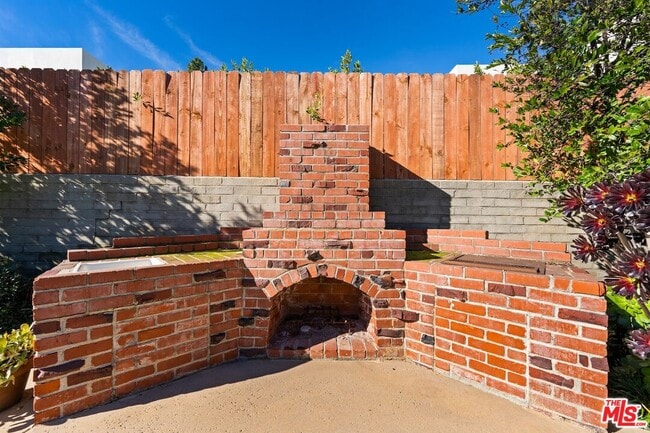 Building Photo - 17117 Weddington St