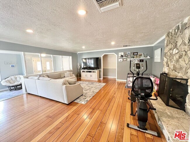 Building Photo - 22839 Oxnard St