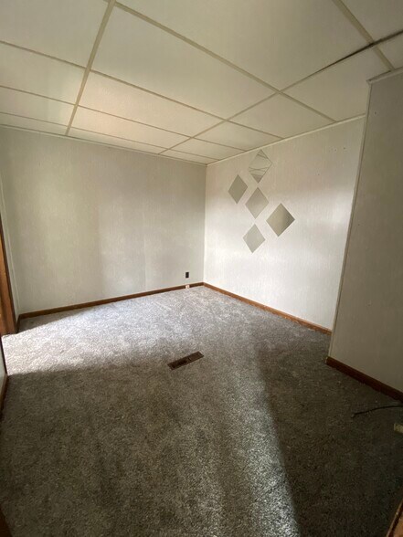 Building Photo - 106 Main St S