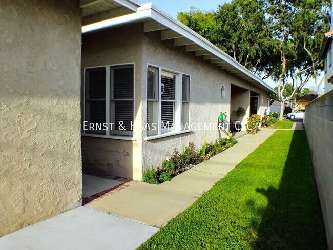 Building Photo - 3223 Lemon Ave