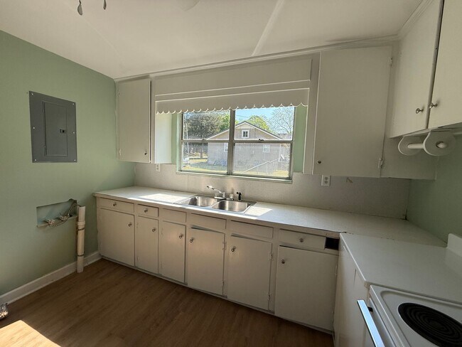 Building Photo - 2/1 Home Available Now!