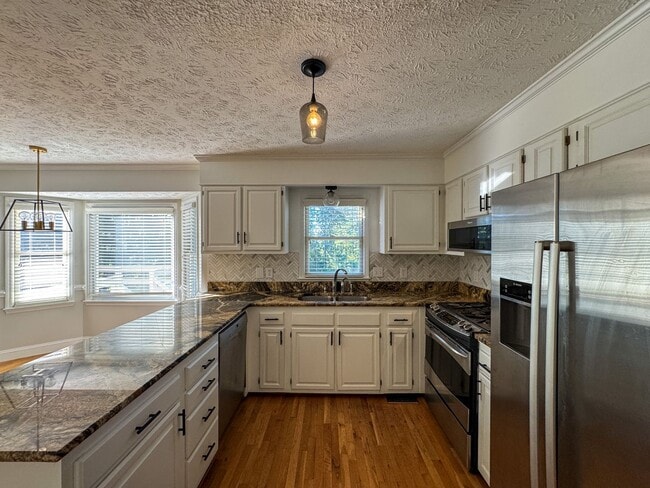 Building Photo - Charming 3 Bed, 2.5 Bath Home with a Bonus...