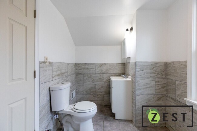 Building Photo - 4-BEDROOM 2-FULL BATHROOMS