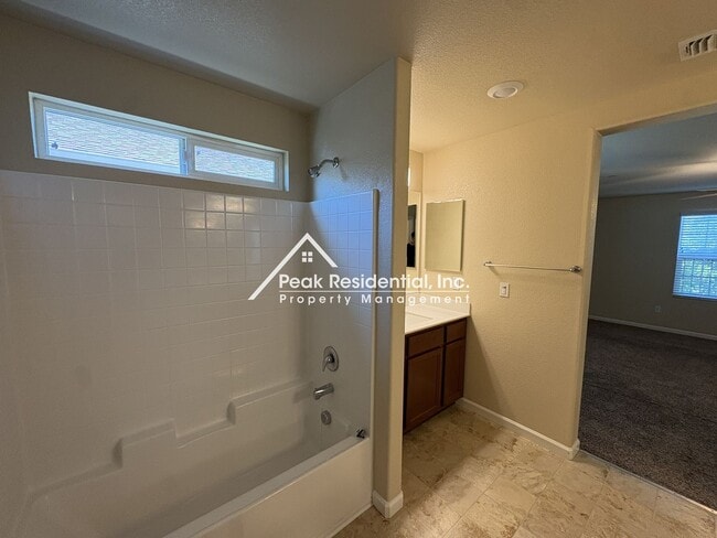 Building Photo - Spacious 4bd/2ba House - Gated Community