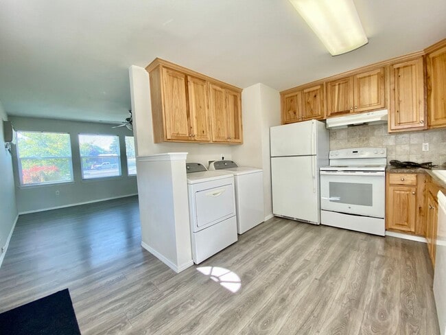 Building Photo - Updated Selah Home with Large Yard