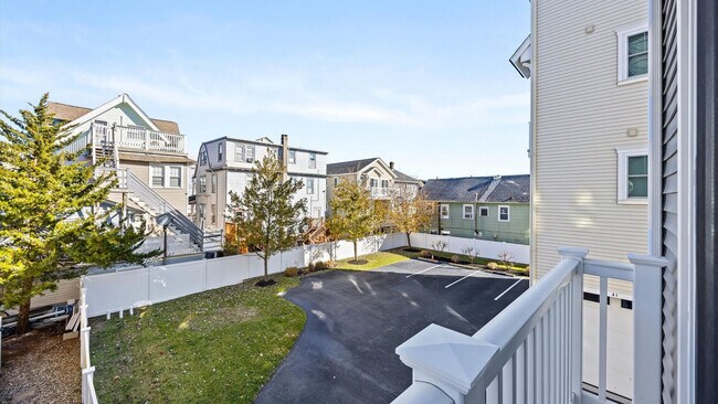 Building Photo - 701 E 8th St