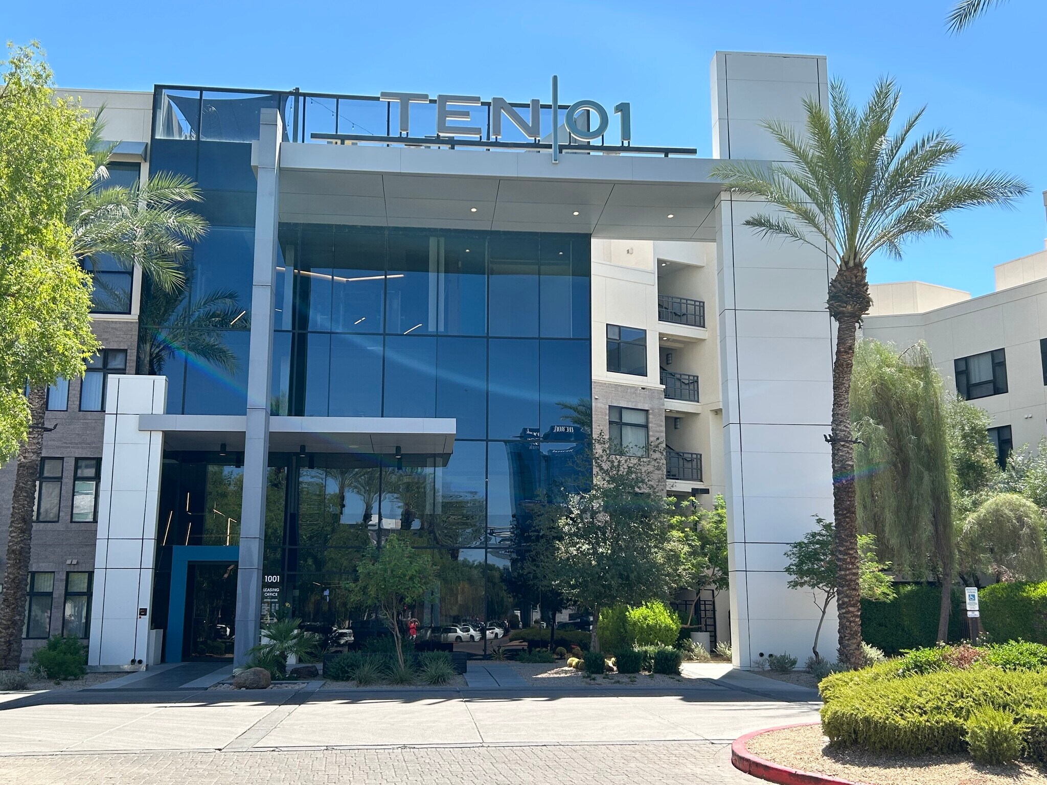 Building Photo - 945 E Playa del Norte Dr