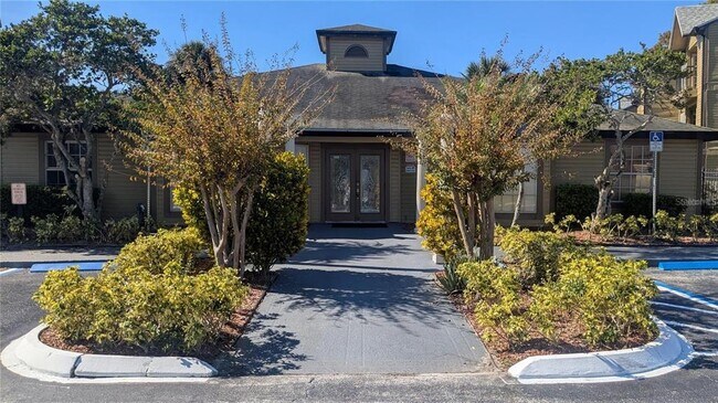 Building Photo - 1948 Lake Atriums Cir