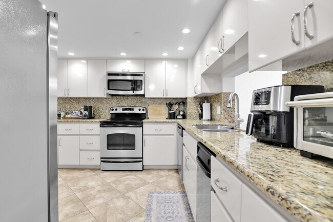 Building Photo - 1167 Hillsboro Mile