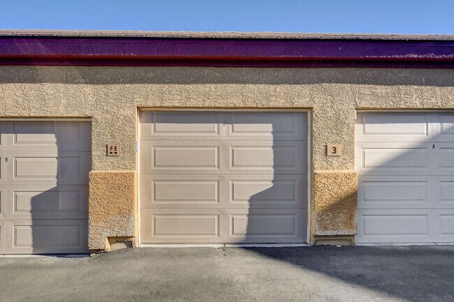 Building Photo - Beautiful downstairs 3 bdrm 2 Bath Condo w...