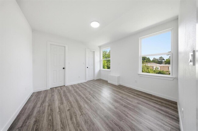 Building Photo - 5005 Cottonwood Cir