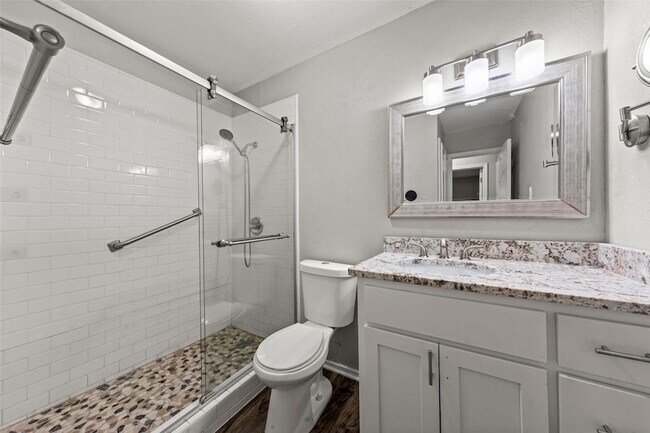 Building Photo - 705 Rosedale Dr