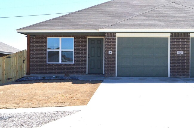 Primary Photo - 1007 Cline Dr