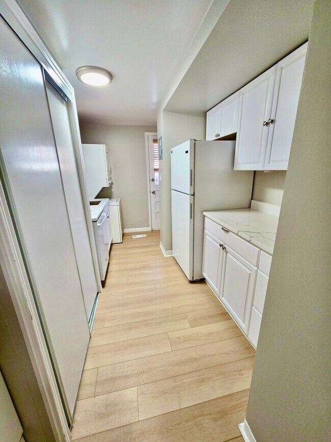 Building Photo - Prime Location! 1BR Bungalow Near DU, Light Rail & Porter Hospital — Available Now!!