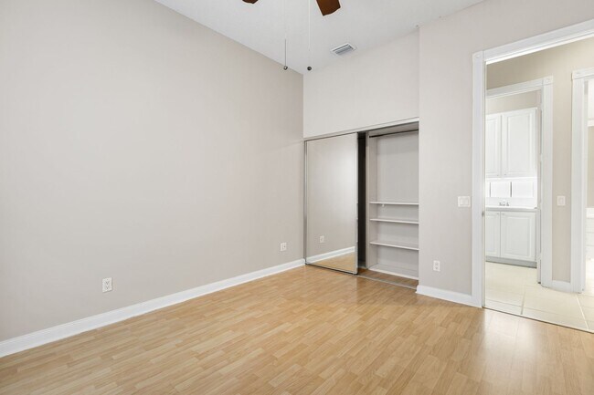 Building Photo - ** ISLAND WALK ** 3 BED + DEN / 2.5 BATH -...