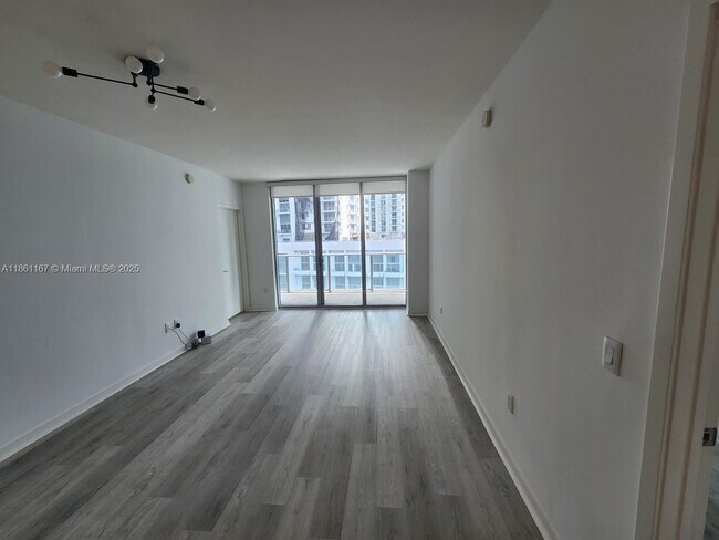 Building Photo - 1100S S Miami Ave