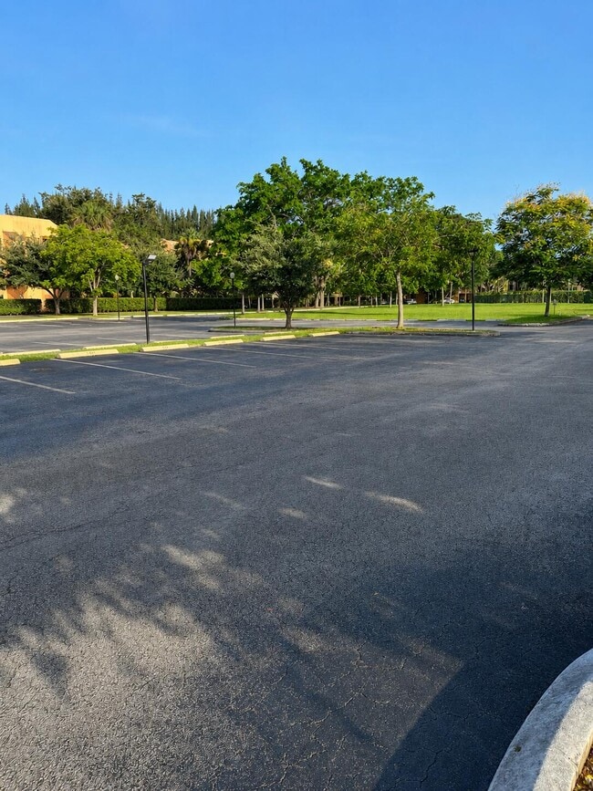 Building Photo - 450 Commodore Dr