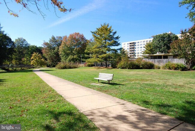 Building Photo - 6631 Wakefield Dr