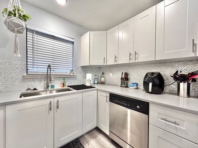 Building Photo - Modern & Cozy 2BR/2BA Home with Stylish Fi...