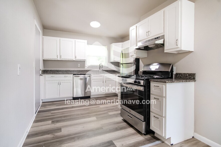 Building Photo - 9 E 49th Pl N