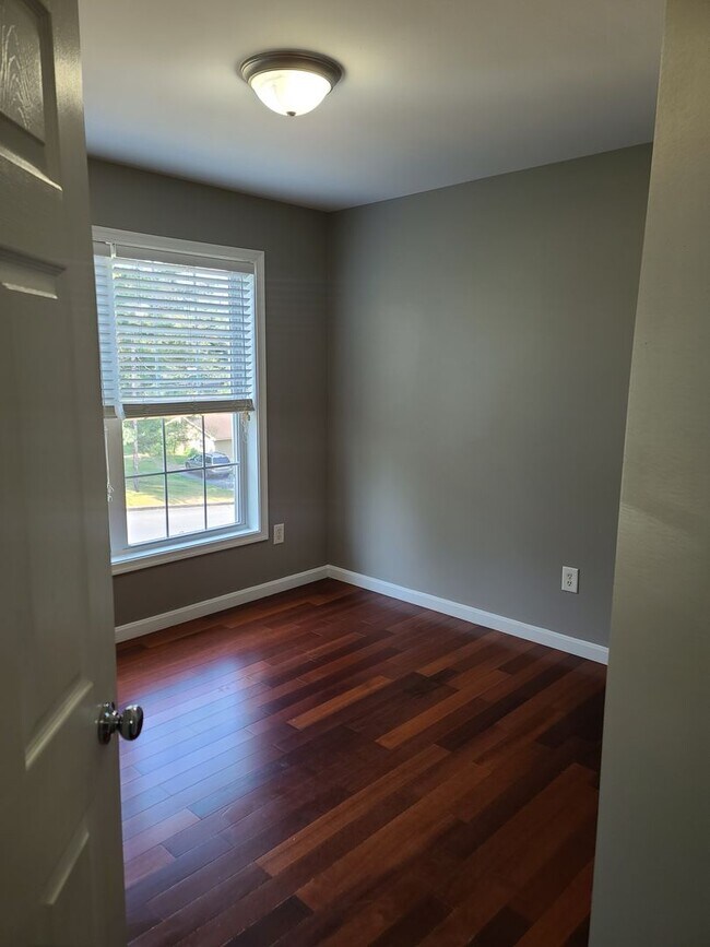 Building Photo - 3 Bedroom 2 1/2 bath end unit Townhome for Rent in Waynesboro