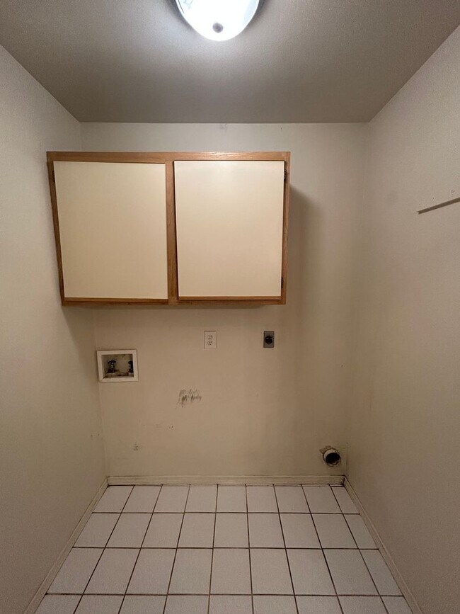 Building Photo - 1403 Camellia Dr