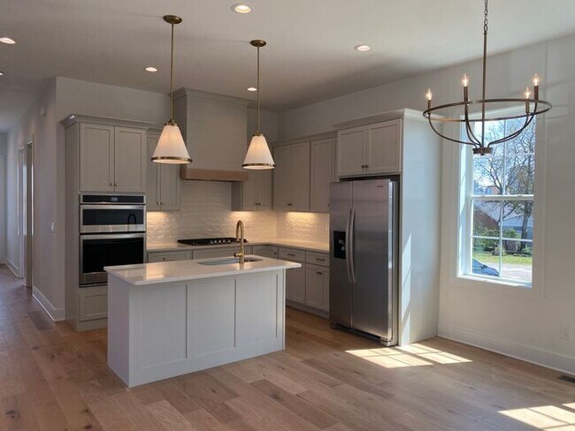 Building Photo - Luxury 4 Bed 3 Bath - 4 Minutes from Downt...