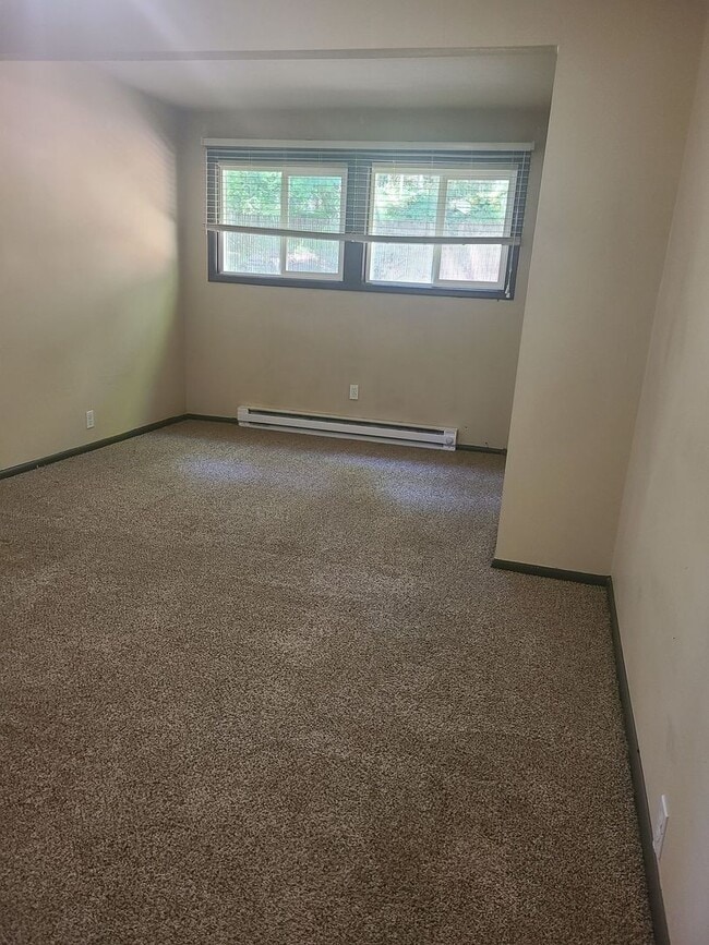 Building Photo - Charming 2 bedroom, 1 bath duplex near Ros...