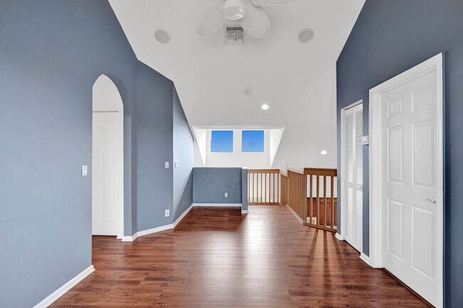 Building Photo - Amazing 4 Bedroom, 3 Bath home plus large 21'x11' loft located in Parkland Isles!