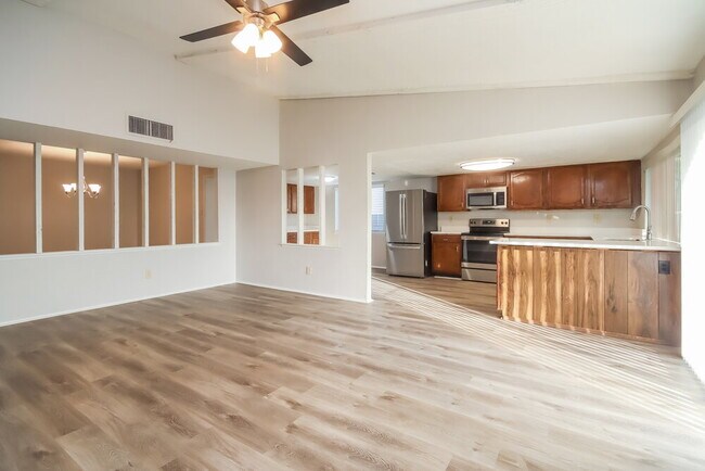 Building Photo - 6310 W Ridgecreek Dr