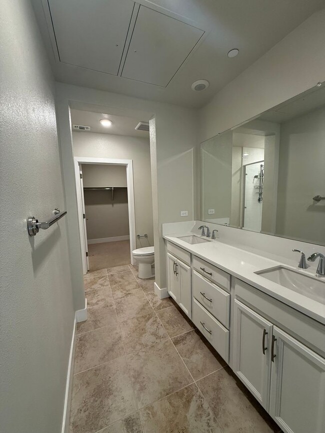 Building Photo - Premier 2/2 Condo in The Cannery