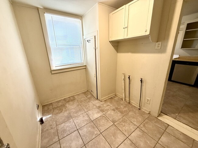 Building Photo - 817 Hargrove St