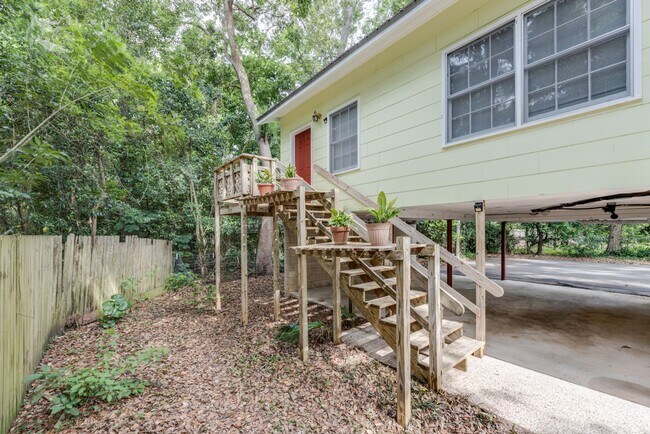Building Photo - 3 Bedroom, 2 Bath Home Available 10/1/2025...