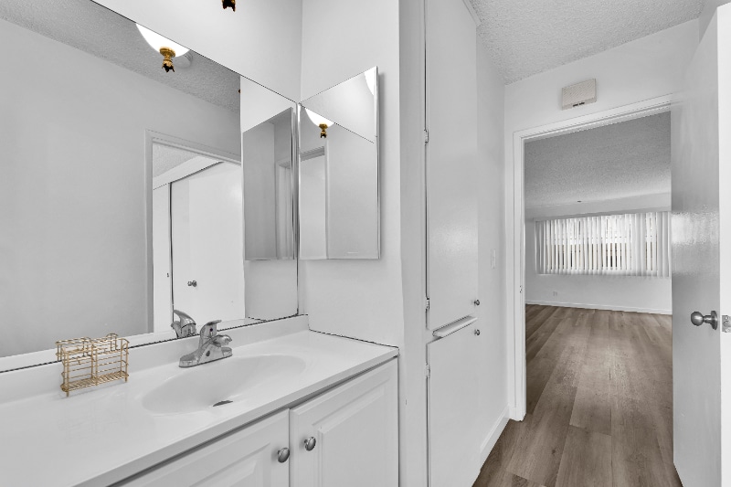 Building Photo - 1009 N Edinburgh Ave