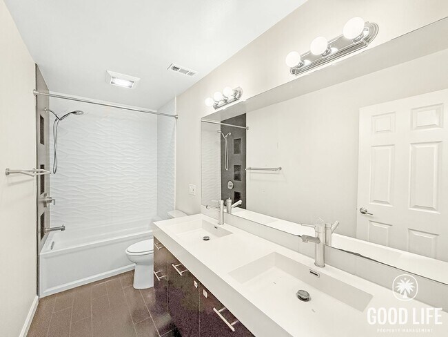 Building Photo - Top-Floor 3BR Retreat with Balcony Views & In-Unit Laundry in San Diego!